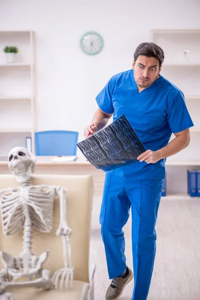 Médico Radiólogo Joven Paciente Esqueleto Clínica —  Fotos de Stock