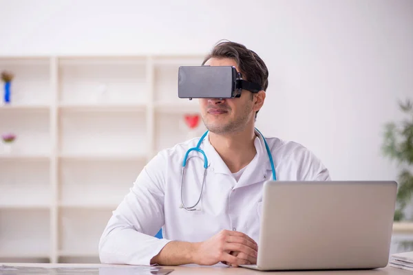 Ung Manlig Läkare Njuter Virtuella Glasögon Kliniken — Stockfoto