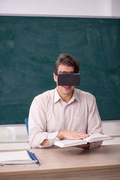 在教室里戴虚拟眼镜的年轻学生 — 图库照片