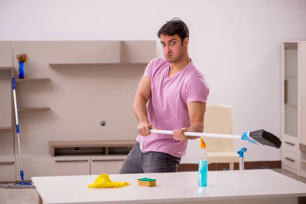 家を掃除する若い請負業者 — ストック写真