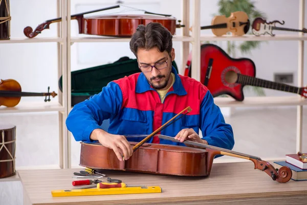 Joven Reparando Instrumentos Musicales Interiores —  Fotos de Stock