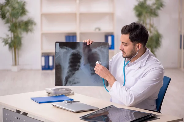 Jovem Médico Radiologista Que Trabalha Hospital — Fotografia de Stock