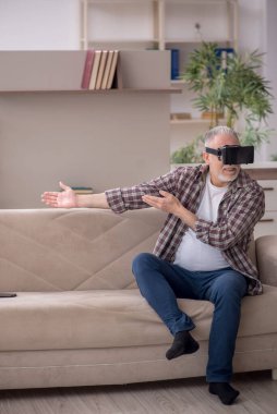 Old man enjoying virtual glasses at home
