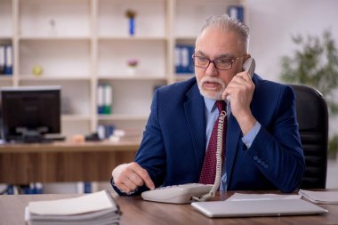 Ofiste çalışan eski bir çalışan.