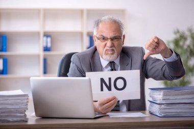 Ofiste çalışan eski bir işadamı.