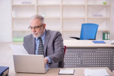 İş yerinde çalışan eski bir işadamı