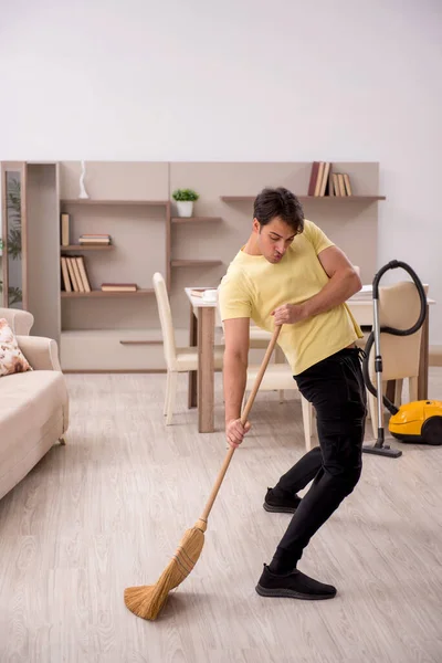 Junger Mann Putzt Das Haus — Stockfoto
