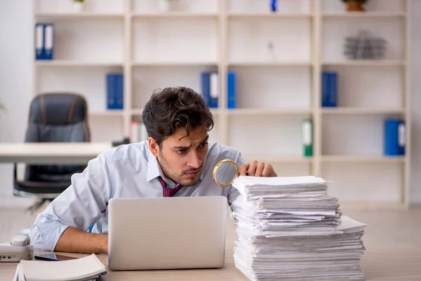 若いビジネスマンの従業員はオフィスで過度の仕事に不満 — ストック写真