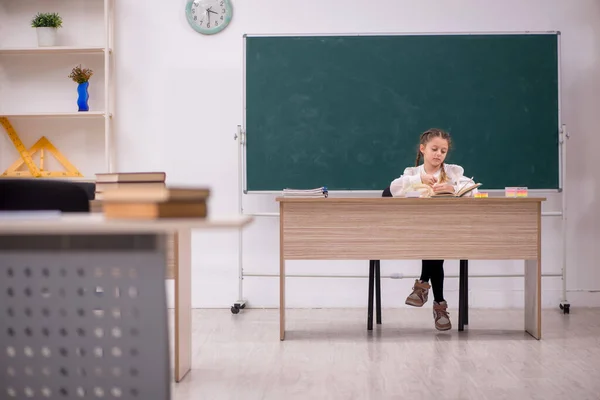 Μικρό Κορίτσι Που Κάθεται Στην Τάξη — Φωτογραφία Αρχείου