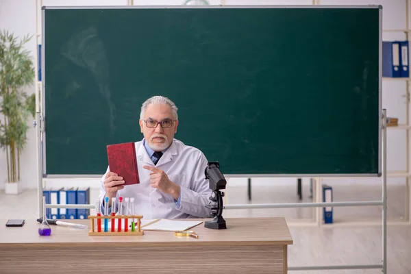 Old Chemist Teacher Sitting Classroom — 图库照片