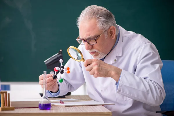 Old Chemist Teacher Sitting Classroom — Stock Fotó