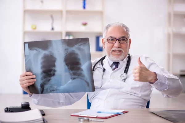 Starý Lékař Radiolog Pracující Klinice — Stock fotografie