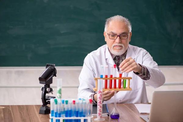 坐在教室里的老化学家 — 图库照片