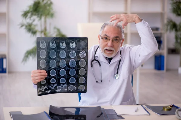 Oude Arts Radioloog Werkt Het Ziekenhuis — Stockfoto