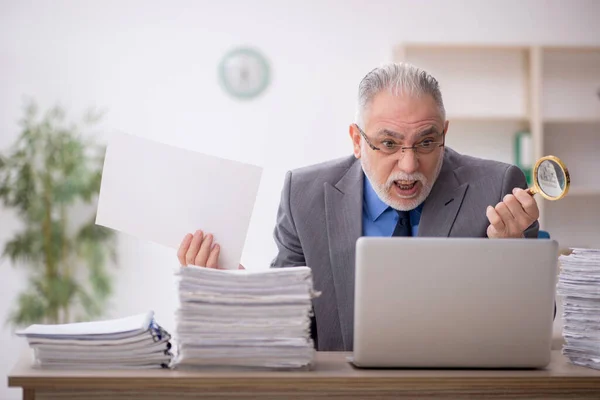 Old Employee Too Much Work Workplace — Stock Photo, Image