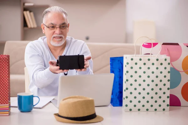 Old Man Many Bags Christmas Concept Indoors — Foto Stock