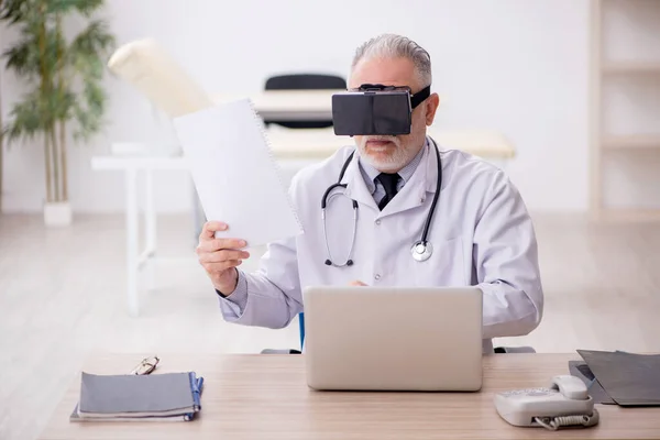 Old Doctor Wearing Virtual Glasses Hospital —  Fotos de Stock