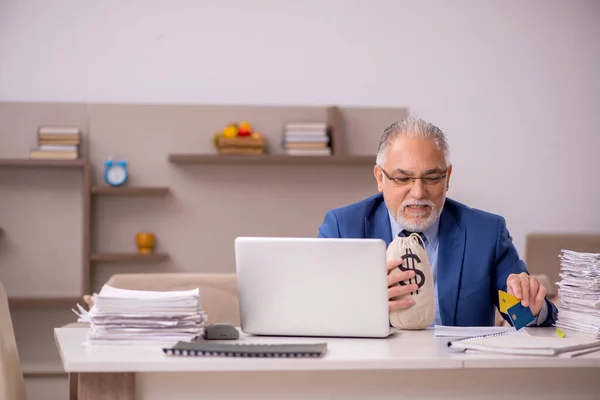 Old Boss Working Home Remuneration Concept — Stock Photo, Image