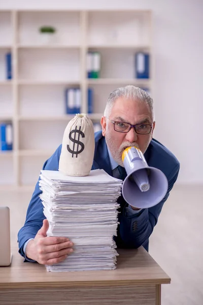 報酬の概念の古いビジネスマンの従業員 — ストック写真
