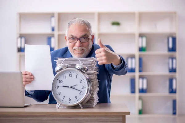 時間管理の概念の古いビジネスマンの従業員 — ストック写真