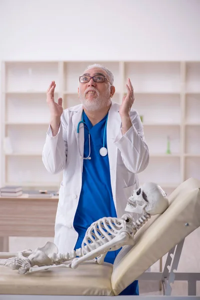 Old Male Doctor Skeleton Patient Hospital — Zdjęcie stockowe