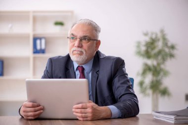 İş yerinde çalışan eski patron.