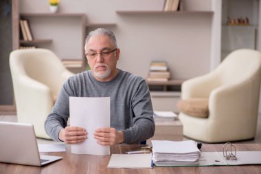 Salgın sırasında evde çalışan eski bir çalışan.