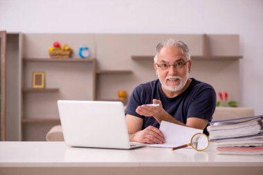 Yaşlı adam salgın sırasında evden çalışıyor.