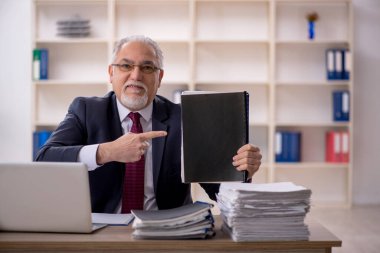 Ofiste çalışan eski bir işadamı.