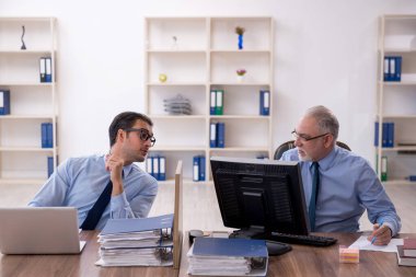 Ofiste çalışan iki meslektaşım.