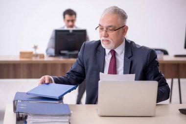 Ofiste çalışan iki meslektaşım.