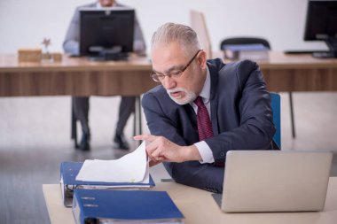 Ofiste çalışan iki meslektaşım.