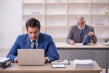 İş yerinde çalışan iki meslektaş