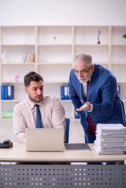 Kabadayılık kavramında yaşlı patron ve genç çalışan