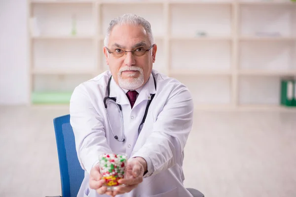 Παλιός Γιατρός Προτείνει Χάπια Στην Κλινική — Φωτογραφία Αρχείου