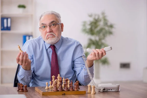 Starý Muž Zaměstnanec Hraje Šachy Kanceláři — Stock fotografie