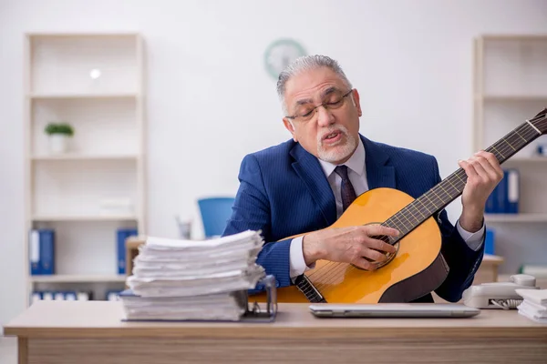 Old Employee Playing Guitar Office — Stock fotografie