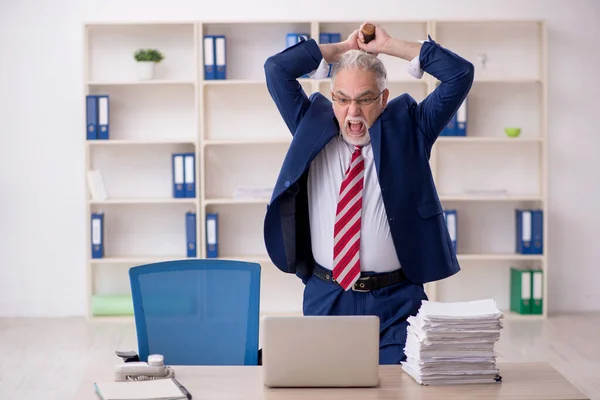 Old Employee Unhappy Excessive Work Workplace — Stock Photo, Image