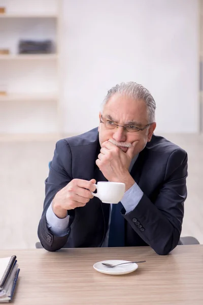 Old Employee Drinking Tea Workplace — Stock fotografie
