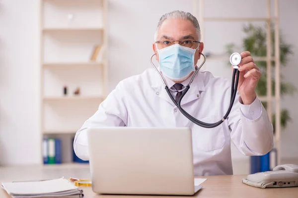 Alter Arzt Arbeitet Während Pandemie Der Klinik — Stockfoto