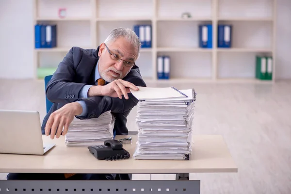 Old Male Employee Too Much Work Workplace — Zdjęcie stockowe