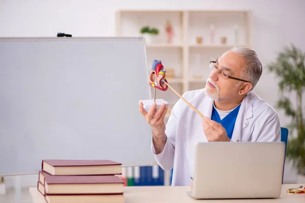 Oude Arts Cardioloog Werkt Het Ziekenhuis — Stockfoto