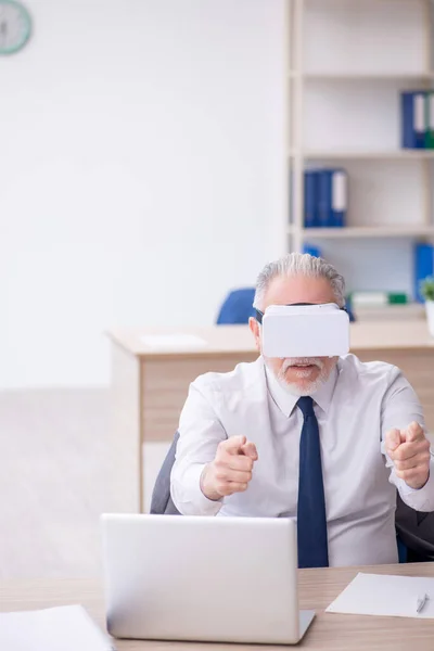 Old Businessman Employee Wearing Virtual Glasses Office — Fotografia de Stock
