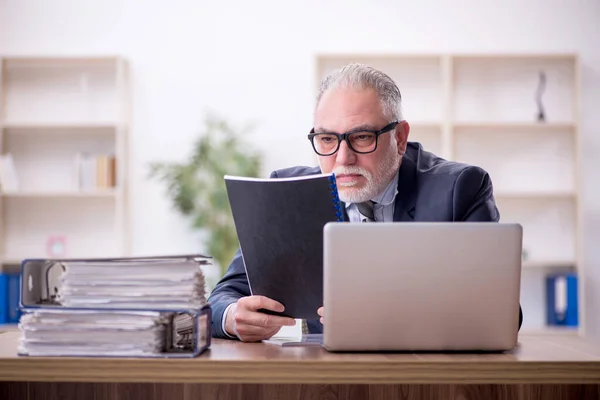 Old Boss Employee Too Much Work Workplace — Stockfoto