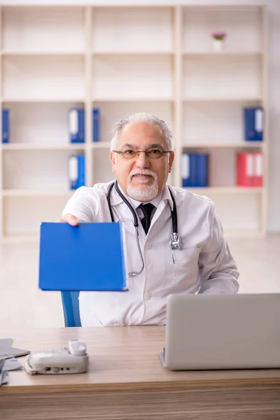 Médico Varón Anciano Que Trabaja Clínica —  Fotos de Stock