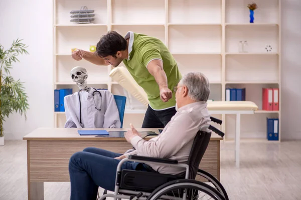 Старий Пацієнт Інвалідному Кріслі Відвідує Лікаря Скелета — стокове фото