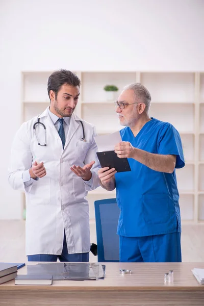 Twee Mannelijke Artsen Die Het Ziekenhuis Werken — Stockfoto