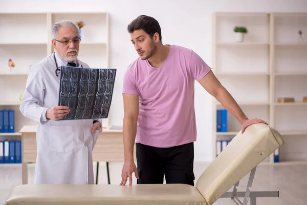 Молодой Пациент Посещает Старого Врача Рентгенолога — стоковое фото
