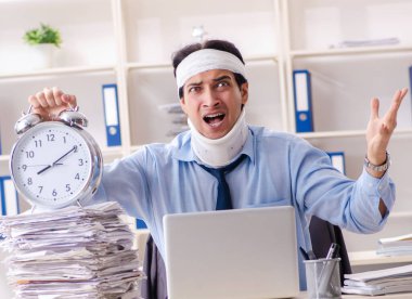 Ofiste çalışan yaralı genç adam.