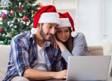 Mutlu çift Noel tatilini kutluyor.